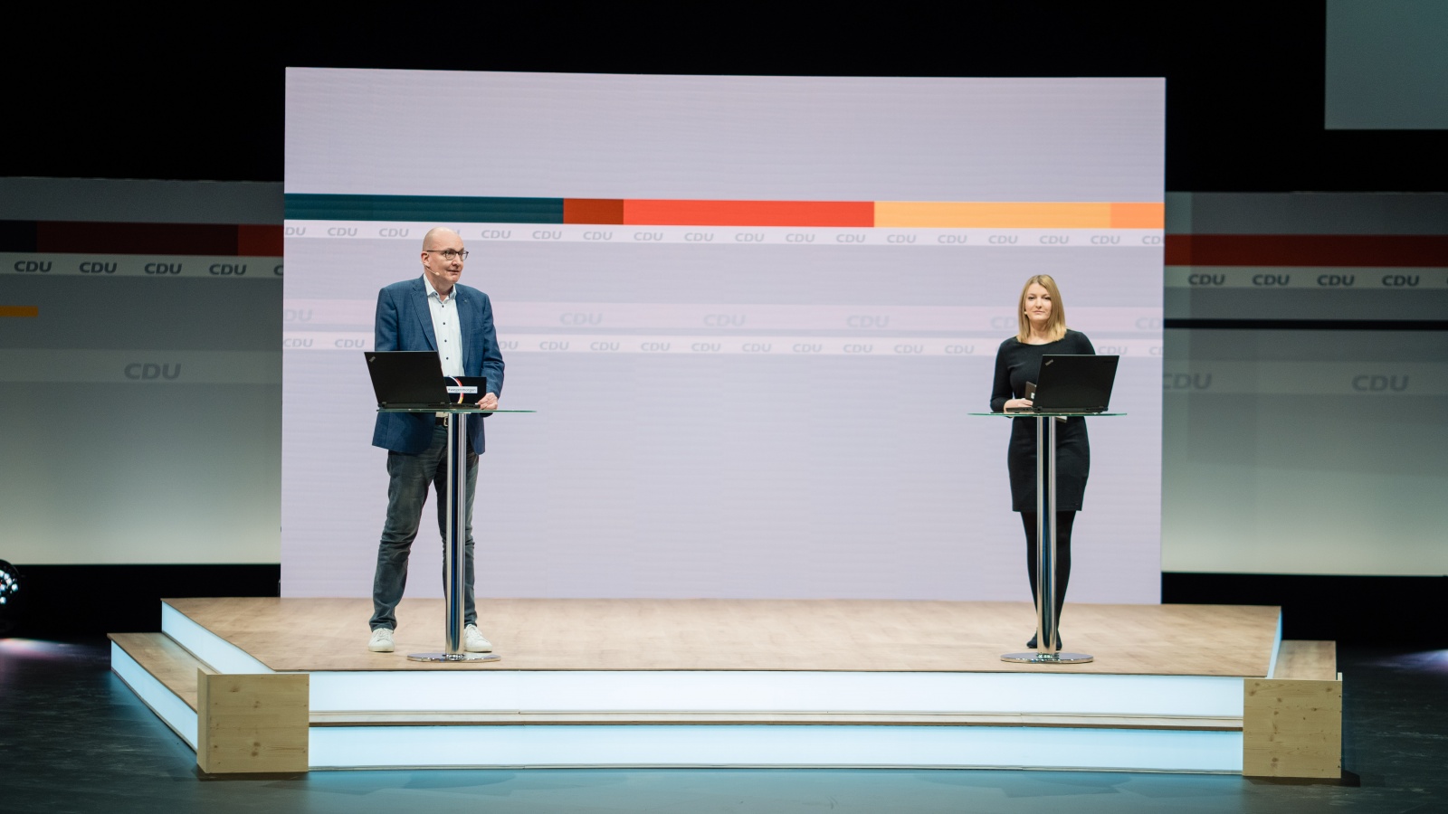 Das Moderatoren-Team der CDU, Christine Quasdorf und Frank Niebuhr, an ihrem weitläufigen Arbeitsplatz im "Hub27"